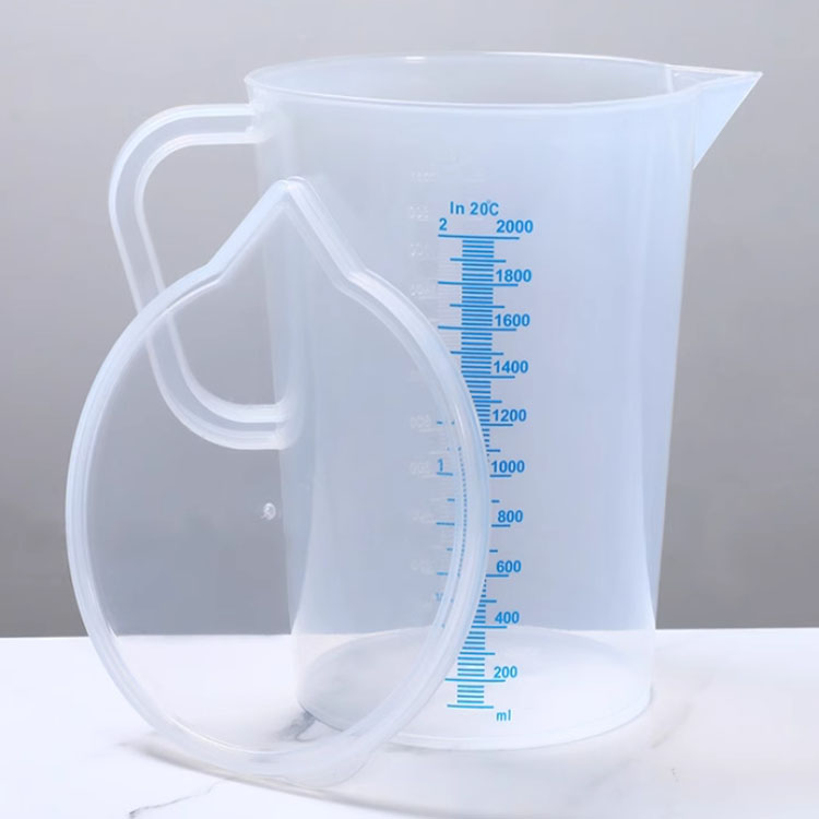 Measuring cup with lid and blue scale