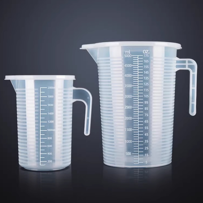 Measuring cup with lid and straight handle